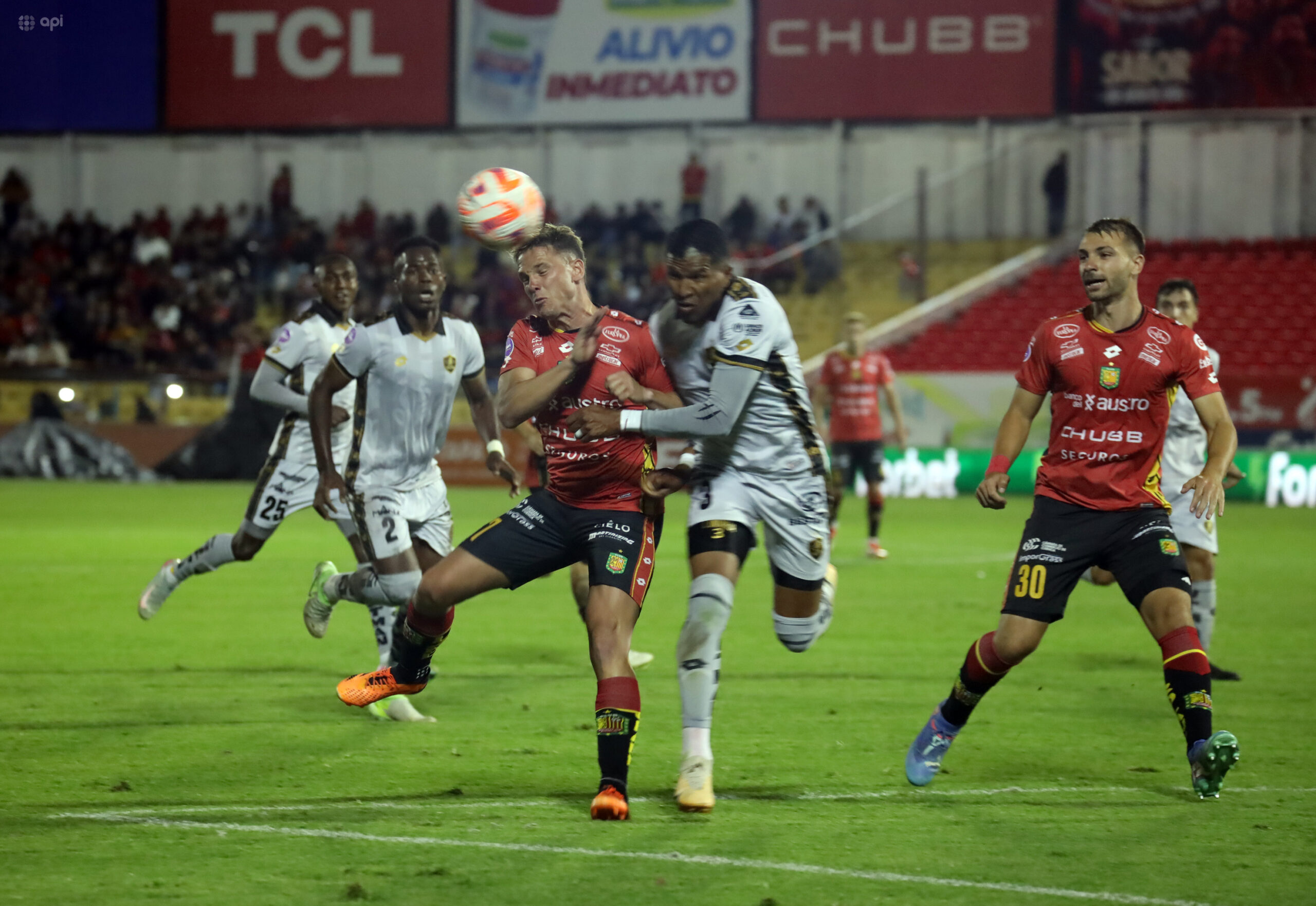 Aucas vence a Deportivo Cuenca y se mantiene en la pelea por el cupo a la Sudamericana