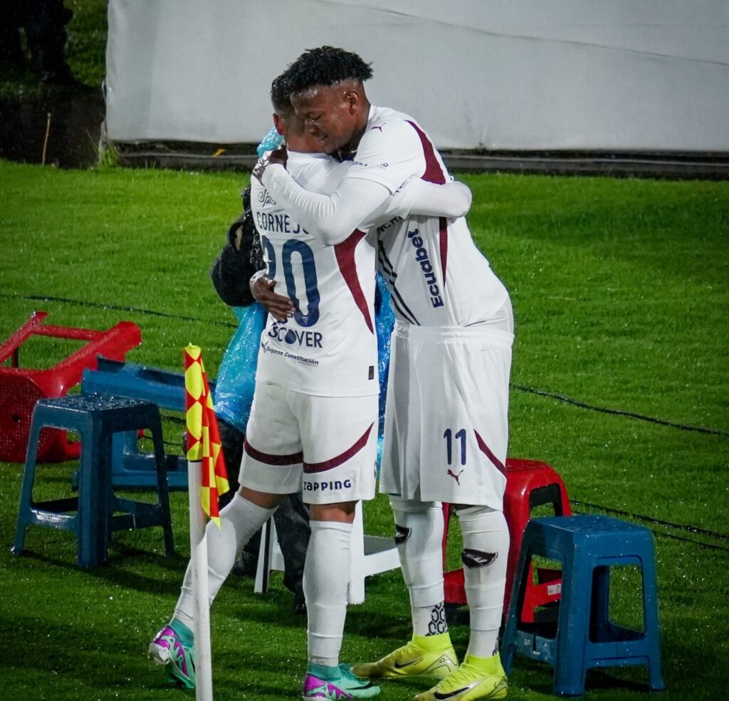 Michael Estrada brilla con triplete y guía a Liga a los cuartos de final de la Copa Ecuador