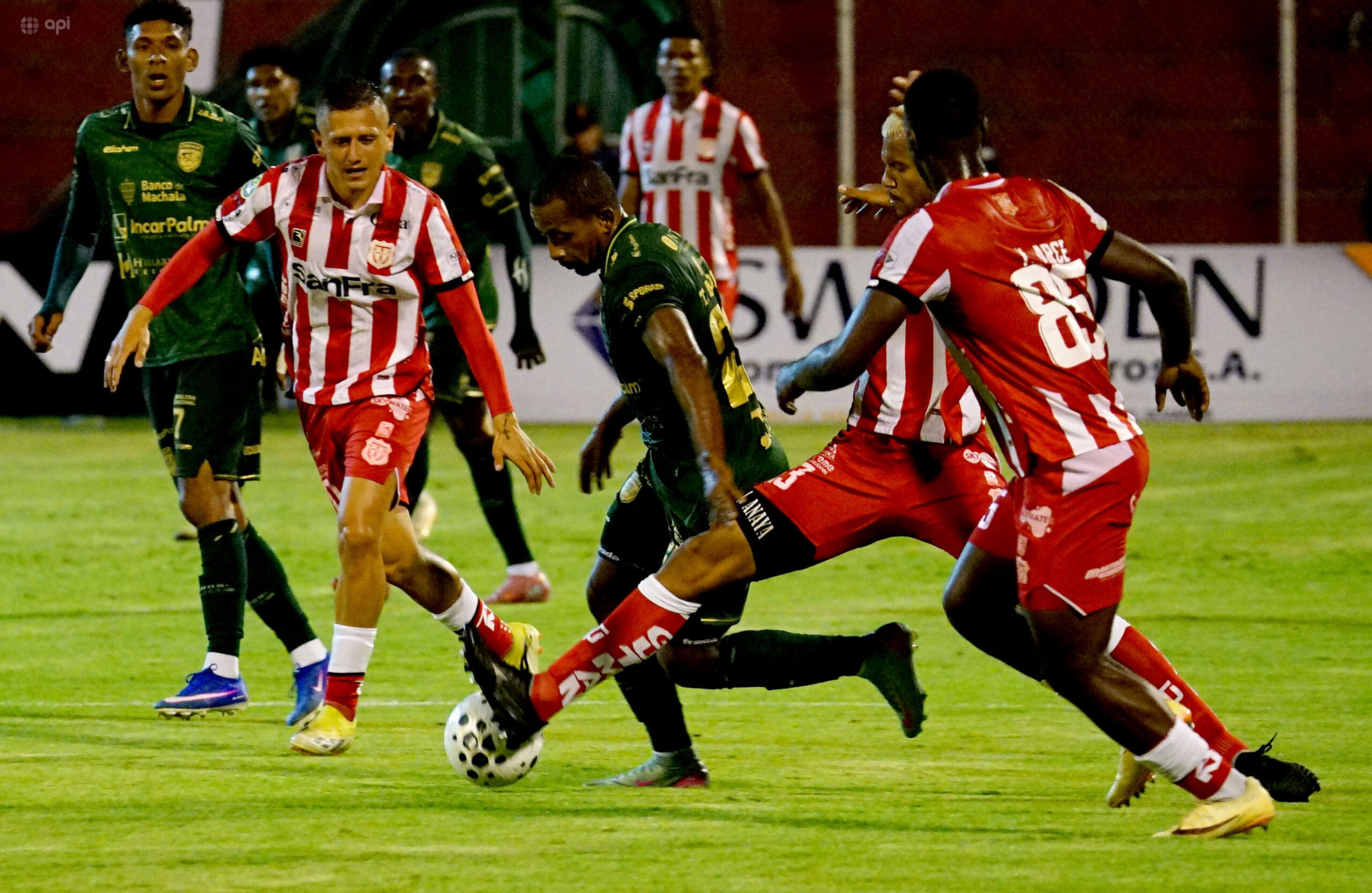 Libertad Fútbol Club y Orense Sporting Club abrieron la fecha 2 de la LigaPro con un empate que se definió en los minutos finales. El conjunto machaleño golpeó temprano en el marcador gracias a Alan Lorenzo, quien a los 6 minutos aprovechó un tiro de esquina para adelantar a su equipo y poner el 0-1 en el arranque del compromiso. Orense manejó la ventaja durante gran parte del encuentro, mostrando orden defensivo y buscando ampliar la diferencia al contragolpe. Sin embargo, en el tramo final apareció Mauricio Cagua, que al minuto 85, también tras un tiro de esquina, marcó el empate para el equipo ambateño y selló el 1-1 definitivo. Con este resultado, Técnico Universitario y Orense suman su primer punto en la tabla de posiciones, luego de haber caído en la jornada inaugural del campeonato. dame un titulo Libertad y Orense empataron en el arranque de la fecha 2 de la LigaPro