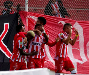 Técnico Universitario sacó tres puntos frente a Libertad en Ambato