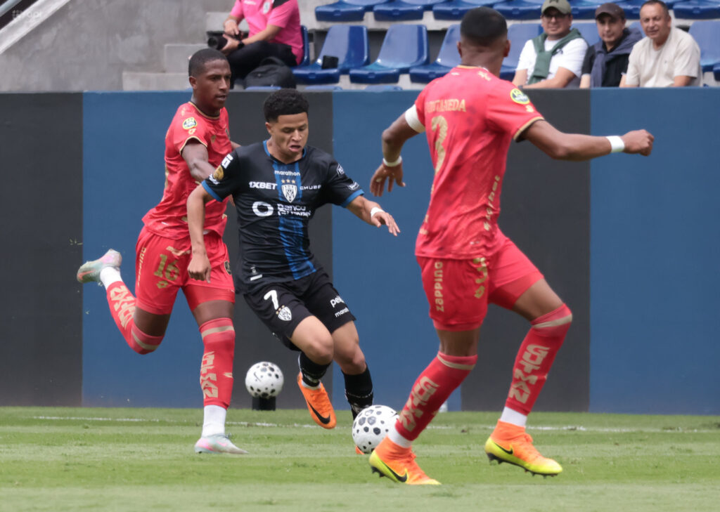 Independiente del Valle y Aucas empataron en un intenso partido en Chillo Jijón