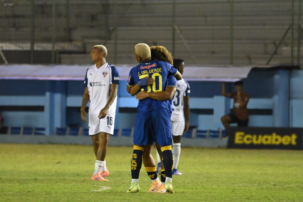 Liga no encuentra respuestas y cae ante Delfín en el inicio de la fecha 8