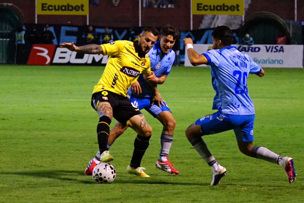Macará remontó a Barcelona y se quedó con una victoria en Ambato
