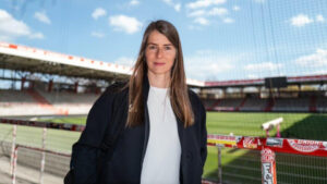 Marie-Louise Eta, la primera mujer en dirigir un equipo de la Bundesliga