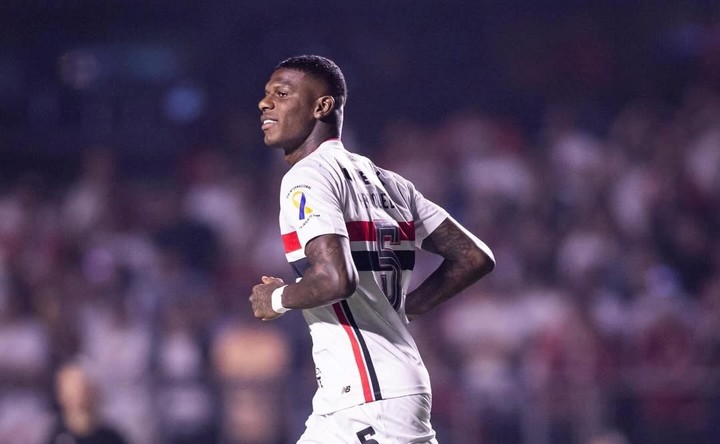 Robert Arboleda desata polémica en Brasil tras desaparecer de concentración con São Paulo