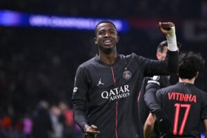 PSG de Willian Pacho busca sellar su pase a semifinales en Anfield