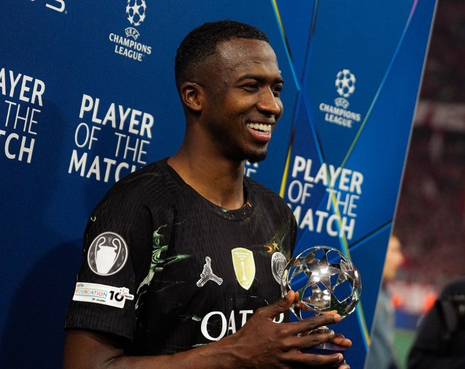 Willian Pacho brilló en la vuelta de semifinales contra el Bayern Munich