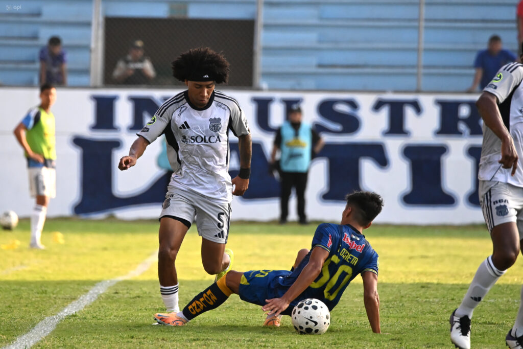 Delfín no pudo sostener la ventaja y Emelec rescató un punto en Manta