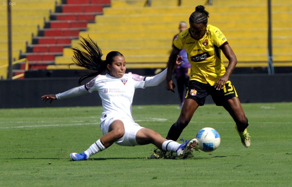 Las semifinales de la Superliga Femenina quedaron abiertas tras los partidos de ida