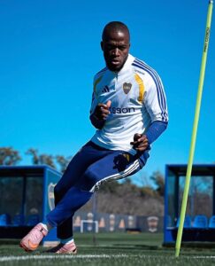 Enner Valencia viajó a Paraguay con Boca y podría debutar ante Recoleta