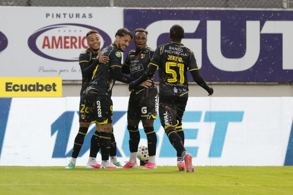 Barcelona goleó al Aucas y revivió en el hexagonal